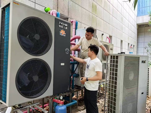 热泵行业网红李大伟安装聚阳王牌光伏直驱.jpg