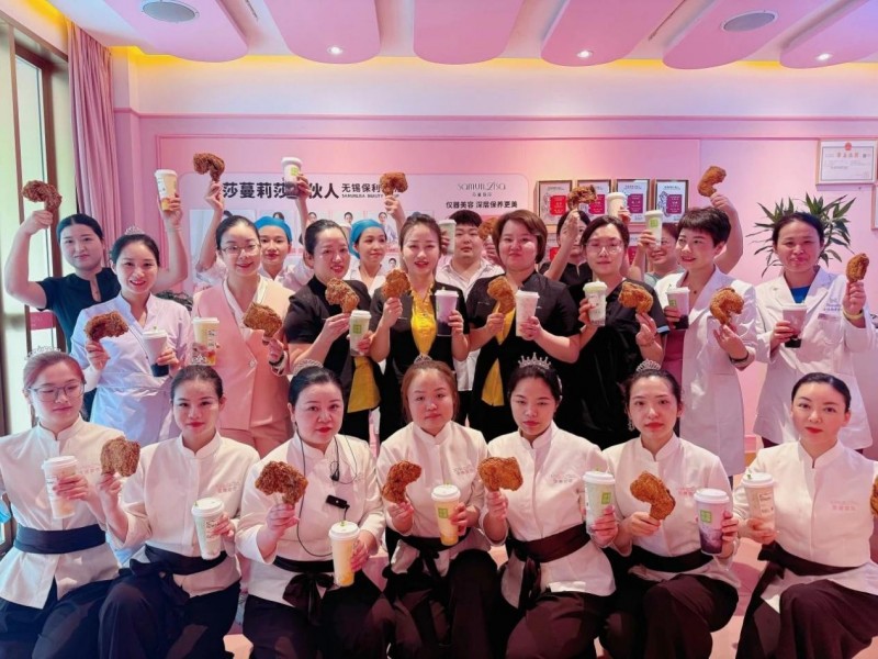 庄妈发“鸡腿”啦！莎蔓莉莎无锡保利店喜提云投喂