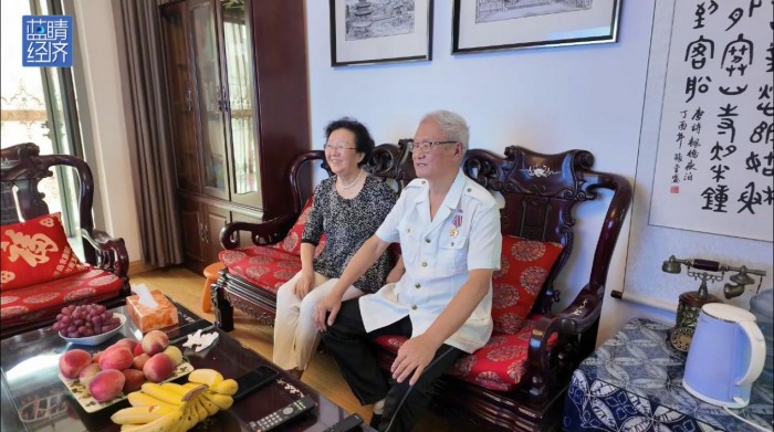 穿上旧军装，换新百吋屏，退伍老兵的观礼仪式感打动全网