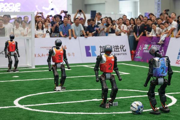 9月5日，观众在2025世界智能产业博览会上观看人形机器人足球赛。新华社记者 陈诚 摄 