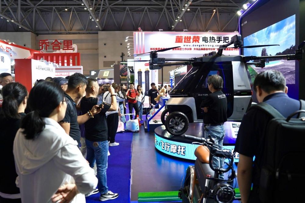 快轮科技携飞行摩托Skyrider X6惊艳亮相重庆摩博会，引爆全场热潮