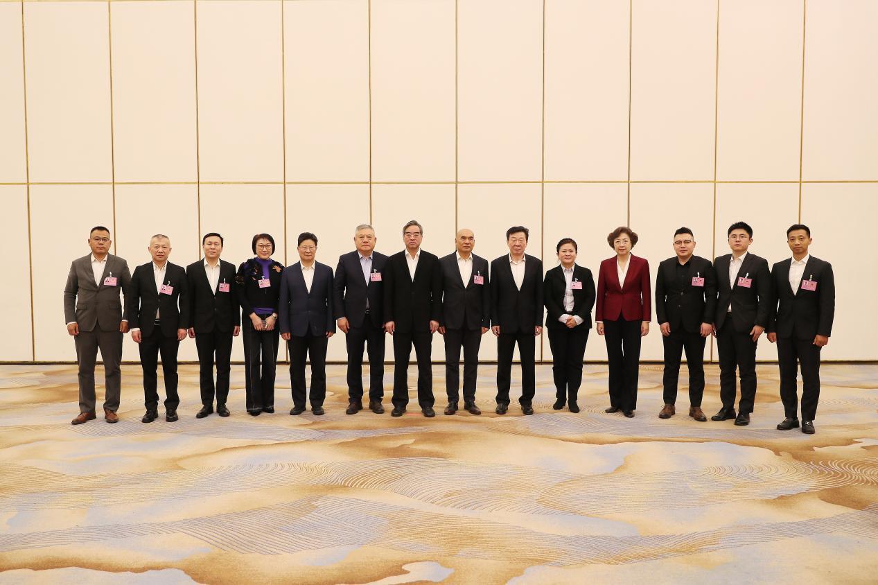 海外友好人士葛永钧受邀列席青岛政协会议，分享企业出海合规经验