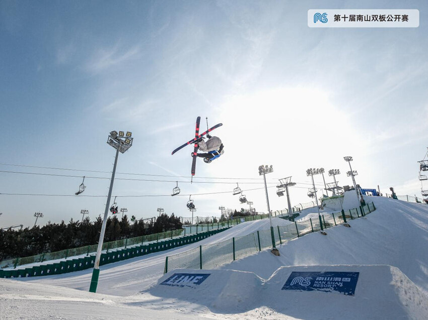 第十届南山双板公开赛圆满落幕,青少年新秀展露锋芒