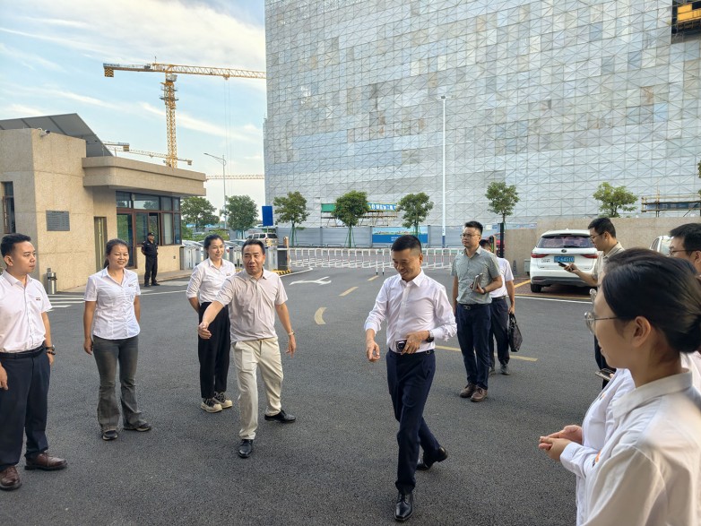 余海生镇长莅临聚阳数字化工厂参观指导 (8).jpg