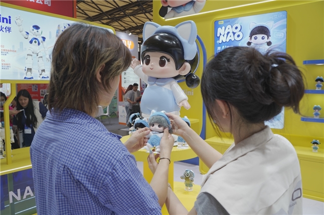 破圈来袭！NAO 机器人家族首款 AI 潮玩 NAONAO