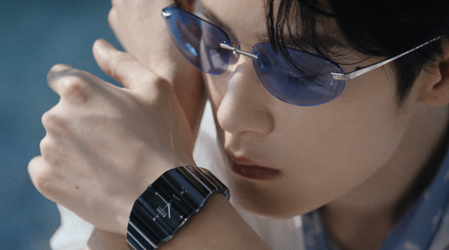 05 檀健次演绎拱形系列镶钻腕表.jpg