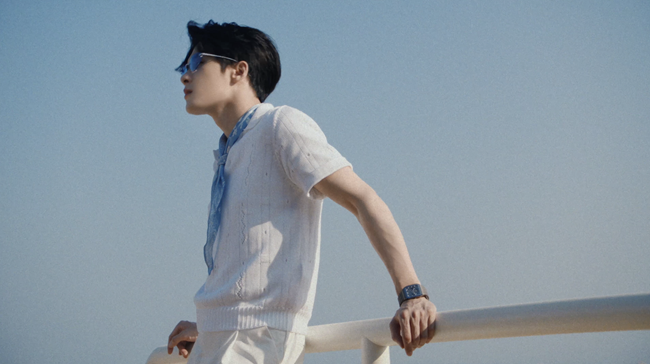 02 檀健次演绎拱形系列镂空腕表.jpg