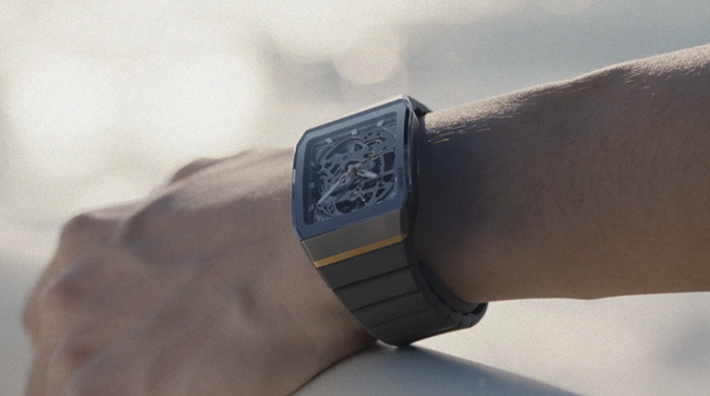 04 拱形系列镂空腕表上手图.jpg