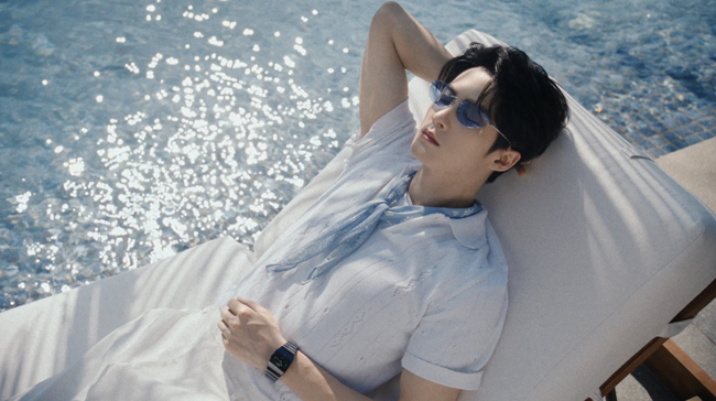 03 檀健次演绎拱形系列镂空腕表.jpg