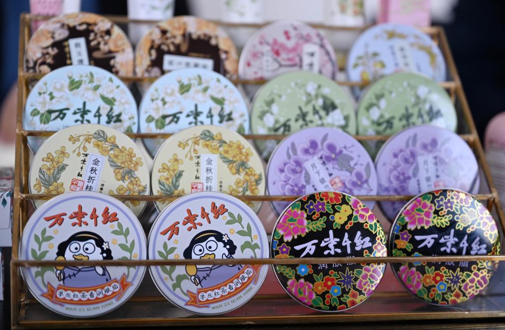 1月20日在天津一家店铺拍摄的护肤品牌“万紫千红”系列产品。新华社记者 赵子硕 摄 1月20日在天津一家店铺拍摄的护肤品牌“万紫千红”系列产品。新华社记者 赵子硕 摄