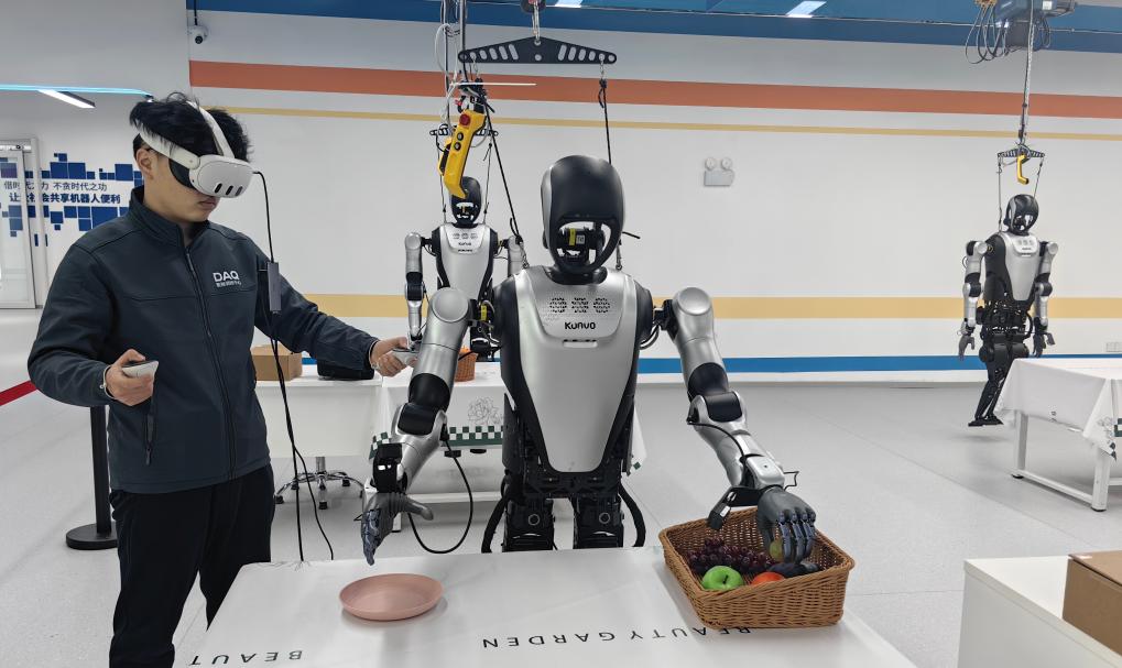 2026年1月22日，在山东省济南市平阴县智创空间孵化园里的人形机器人数据训练中心，工作人员正在训练机器人。新华社记者 邵琨 摄 