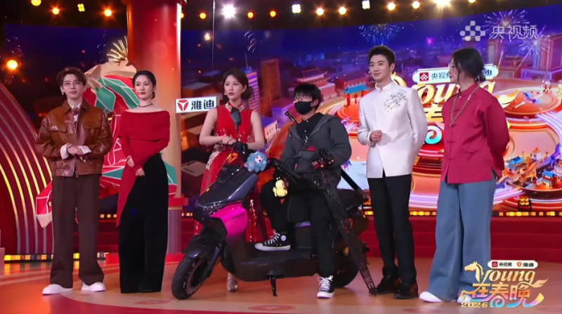 “赛博武侠”惊艳AI春晚！雅迪携手范十三演绎硬核科技浪漫