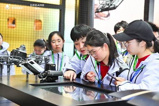 俞浩慈善基金会携百名青少年研学，以沉浸式课堂启迪科创梦想
