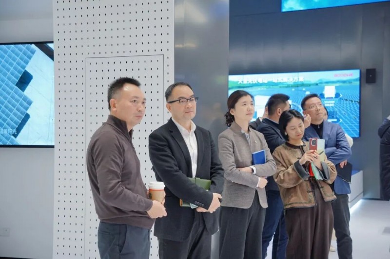 苏州能源集团党委书记、董事长徐国忠一行到访固德威交流合作