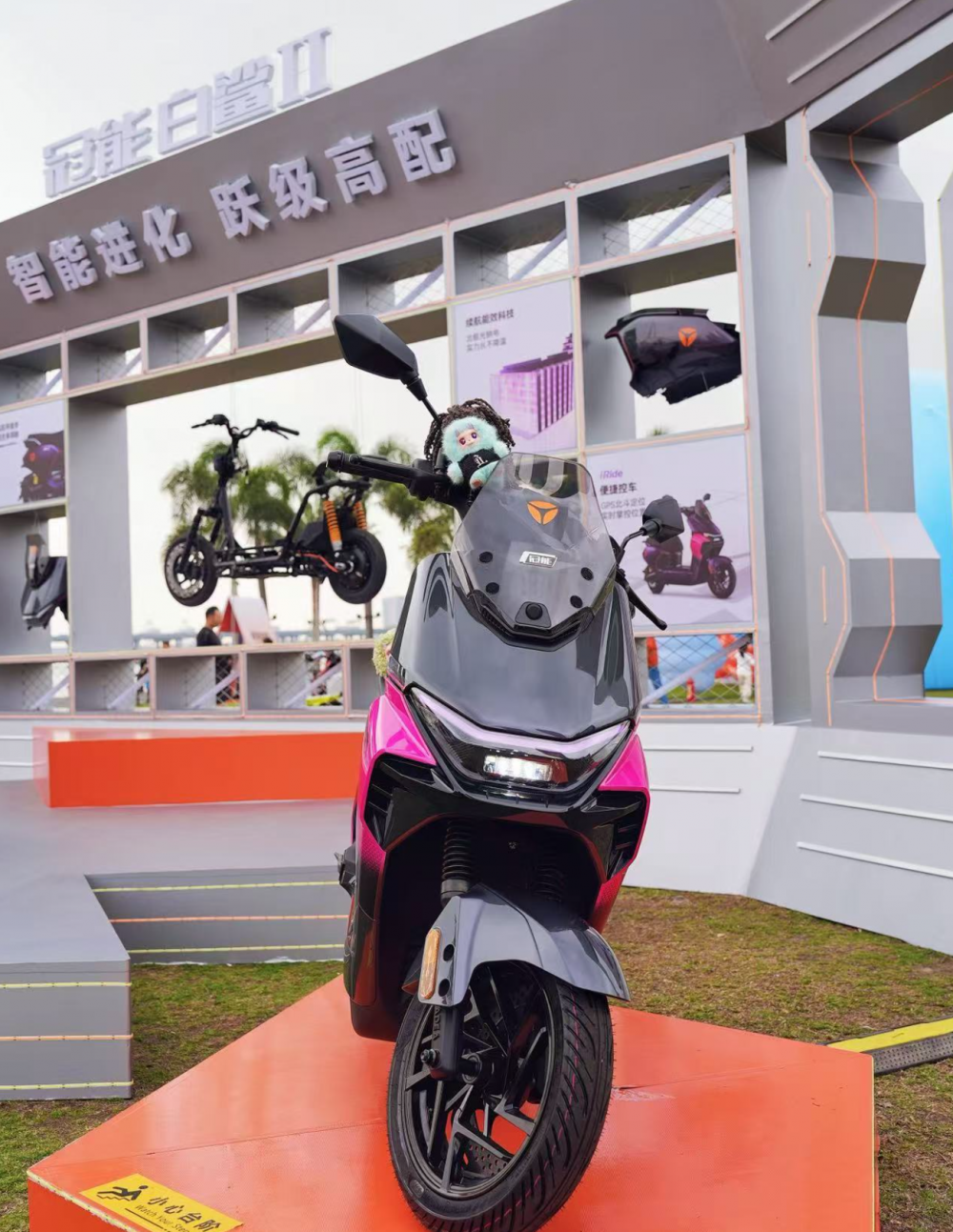 硬核技术+用户思维 雅迪冠能白鲨二代彰显 “赛博” 实力