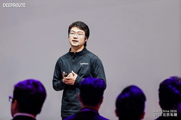 前DeepSeek成员、元戎首席科学家阮翀首次公开演讲：用基座模型重构智驾