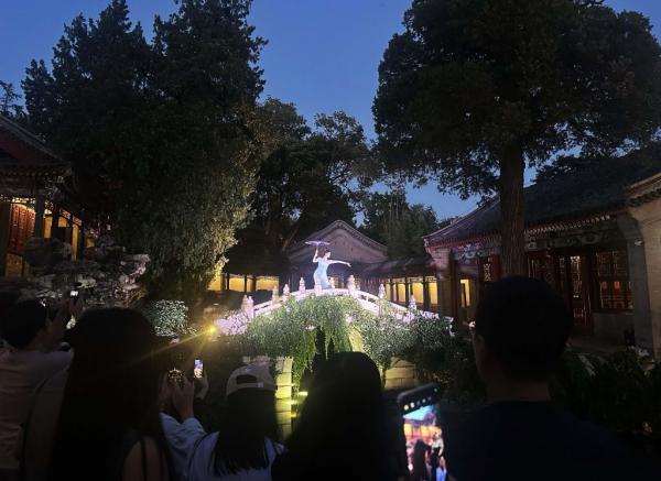 游客参加北海公园“印·静心”晚间文化活动(2026年6月20日摄)。新华社记者杨淑君 摄 