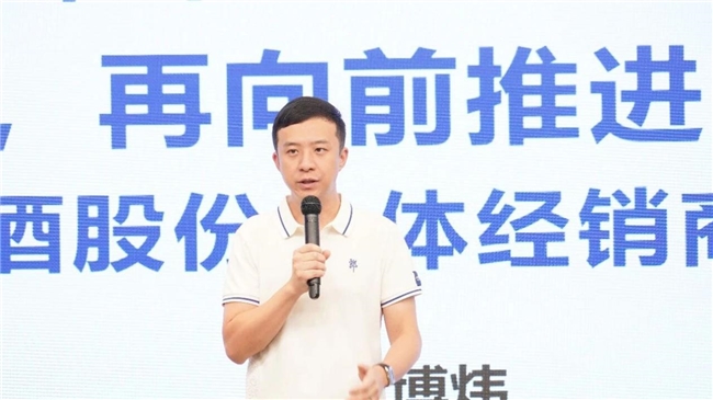 郎酒召开全体经销商半年会 厂商一心“拼³，再向前推进一公里”