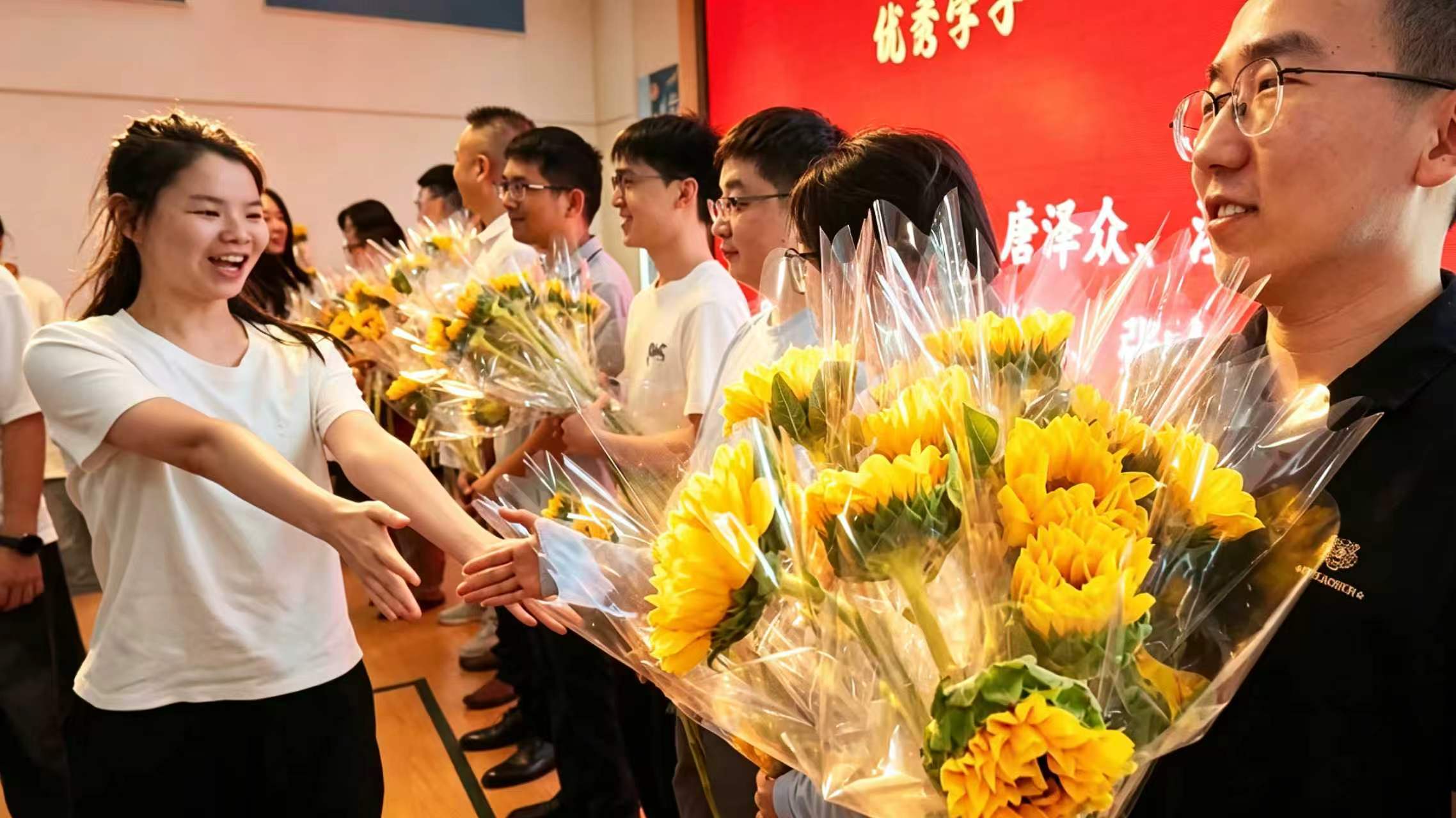 考完第一件事：长沙市金律高中100多名准大学生回校，给老师颁了个“最佳陪伴奖”