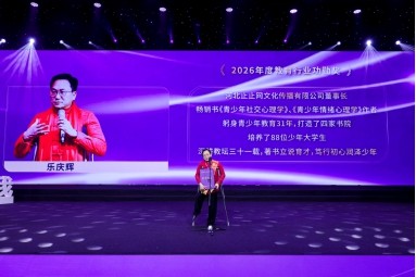 著名作家躬身教育31载，终摘教育功勋奖