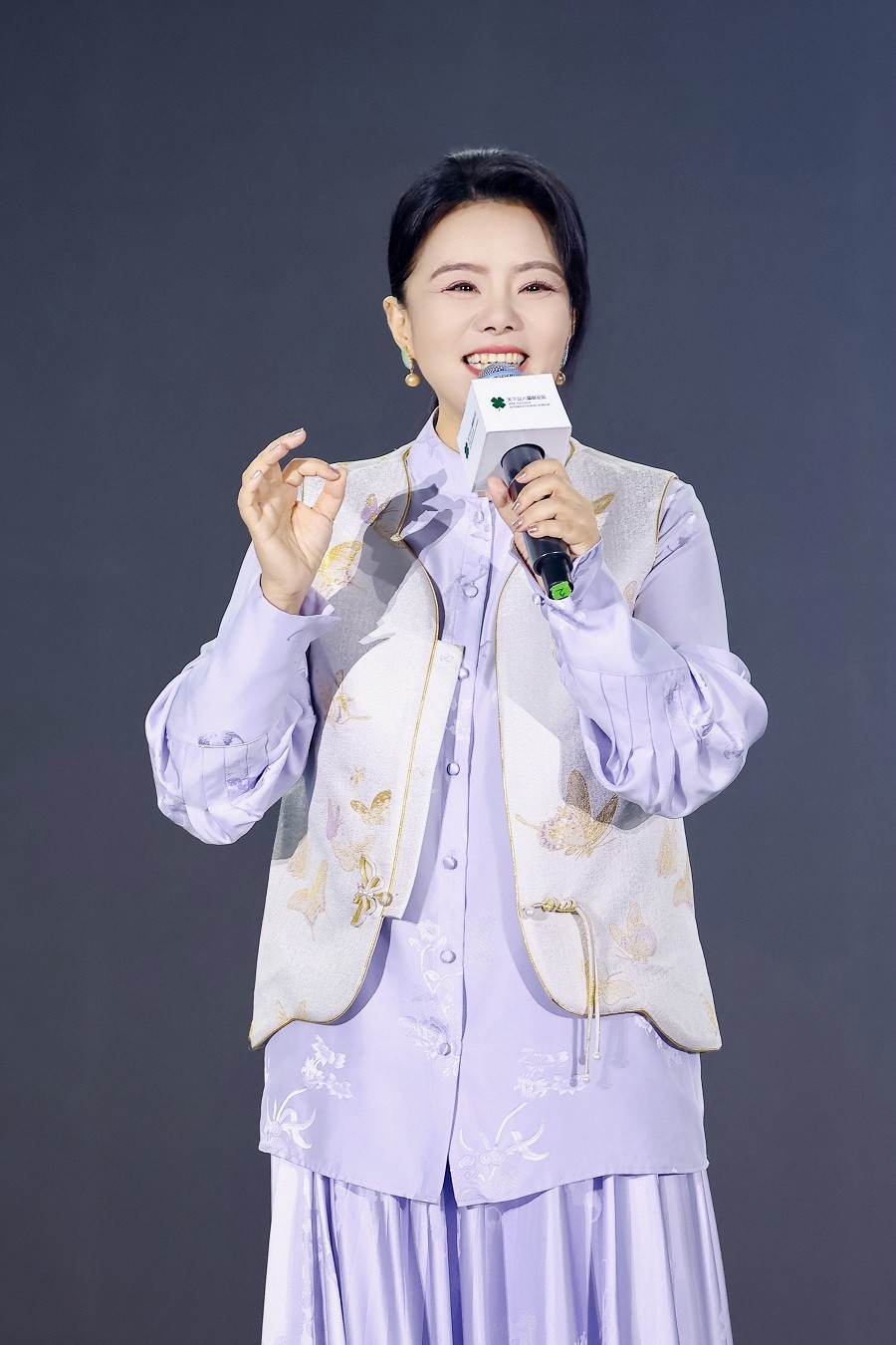 11.龚琳娜.jpg