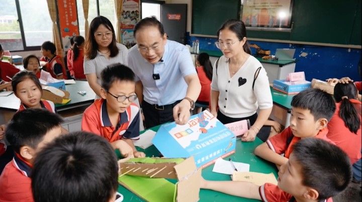 易小刚现身三一公益课堂 为乡村少年点亮科技理想