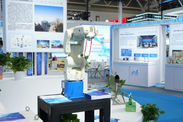 八方企业聚中博，人工智能启新篇